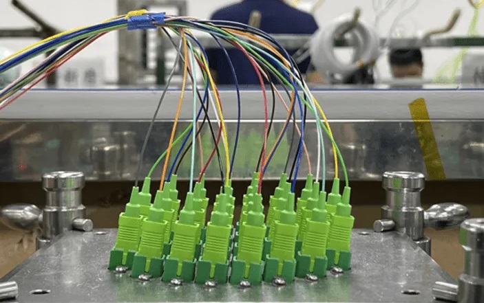Laboratorio propio de conectorización de fibra óptica